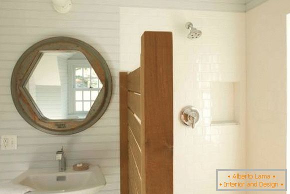 Kleine Duschen - ein Foto mit einer Holztrennwand