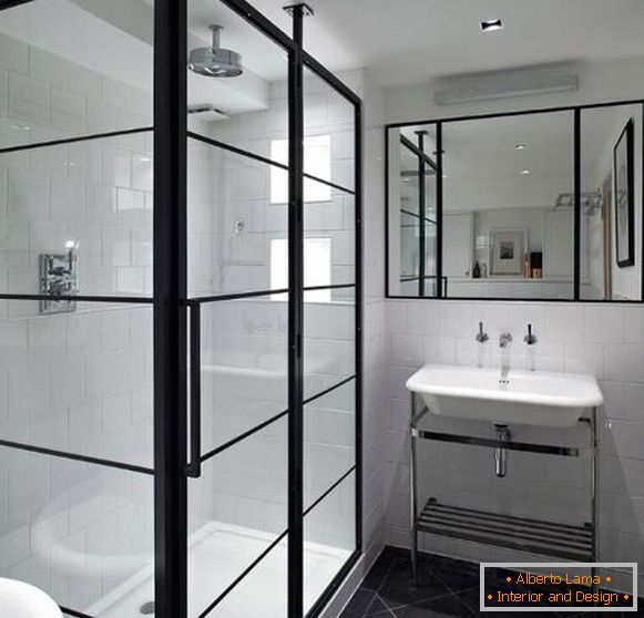 Schwarzweiss-Badezimmerinnenraum mit einer Duschkabine