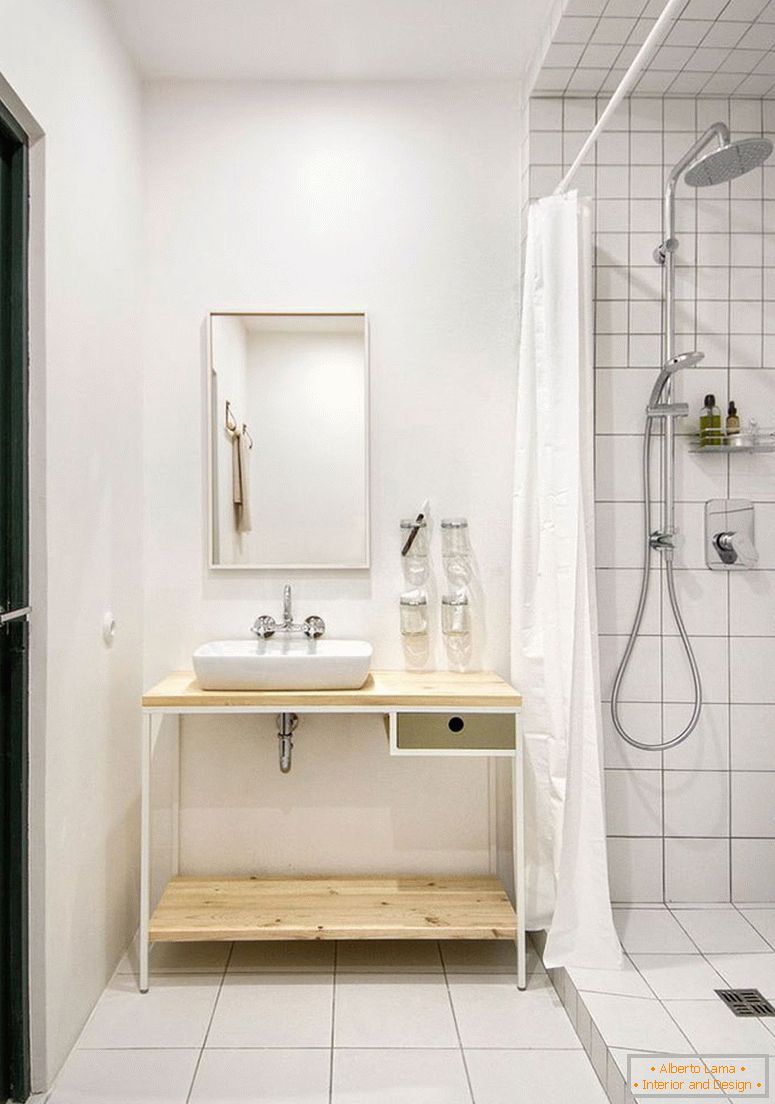 Modischer Badezimmerinnenraum in der weißen Farbe
