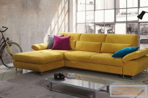 Schöne Sofas von heller Farbe im Inneren des Fotos