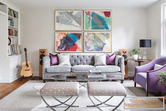 Luxuriöses Sofa im silbernen Farbfoto innerhalb des Wohnzimmers