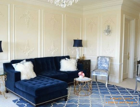 Luxuriöse Sofas mit Samtpolsterung im Innenraum