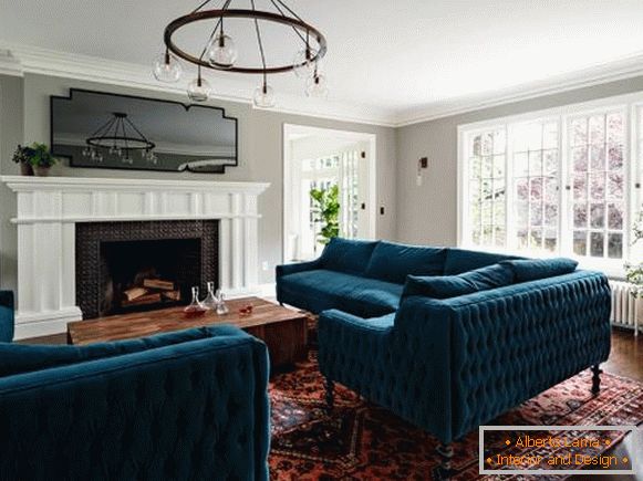 Luxus-Sofas mit Samtpolsterung im Wohnzimmer