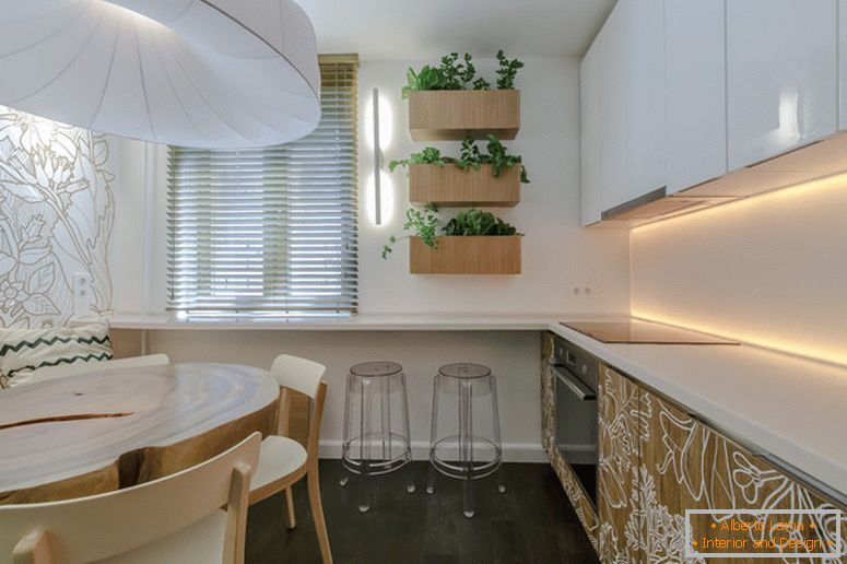 Kreatives Design einer weißen und braunen Küche