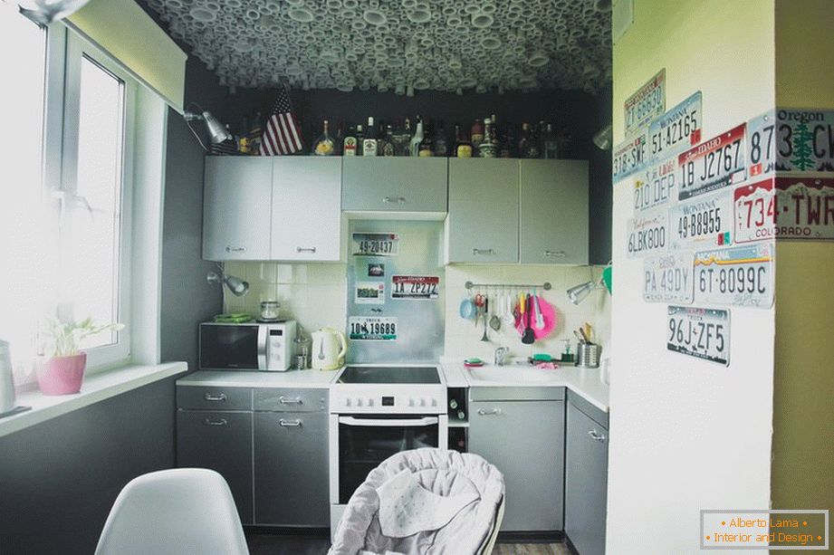 Kleine gemütliche Küche in grauer Farbe