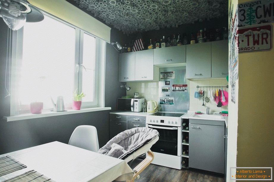 Kleine gemütliche Küche in grauer Farbe