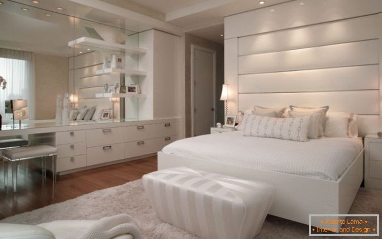 Schlafzimmer-Bett-Weiß-Ottomane
