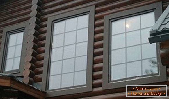 Schöne Ordnung für Fenster in einem Holzhaus, Foto 10