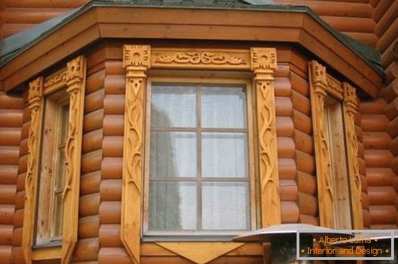 Geschnitzte Verkleidungsbretter für Fenster in einem Holzhaus, Foto 14