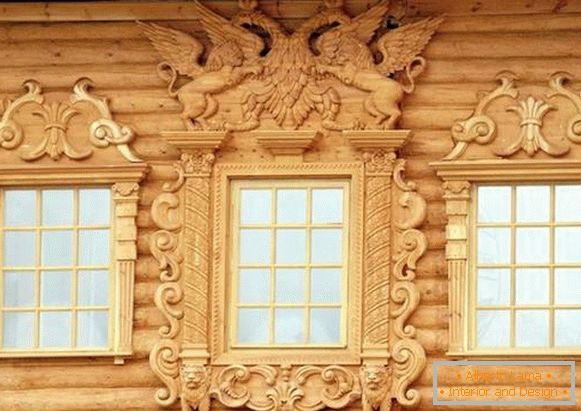 Schöne Verkleidungsbretter für Fenster in einem Holzhaus, Foto 5
