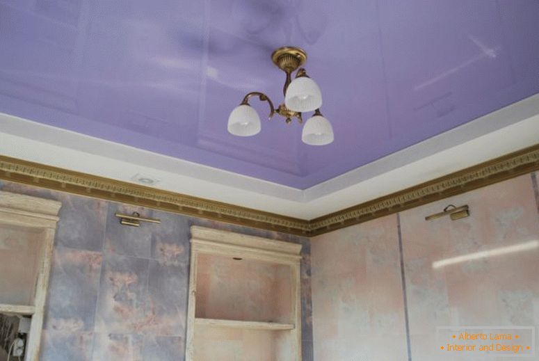 Violett-gestreckte-Decke-im-Badezimmer