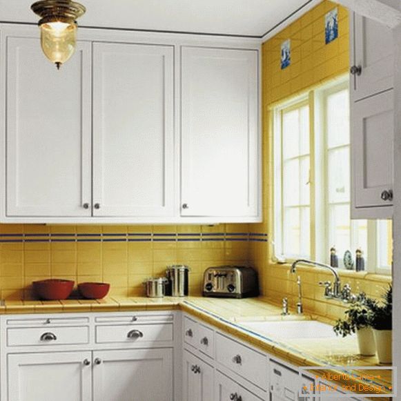 Gelbe Akzente auf der weißen Küche