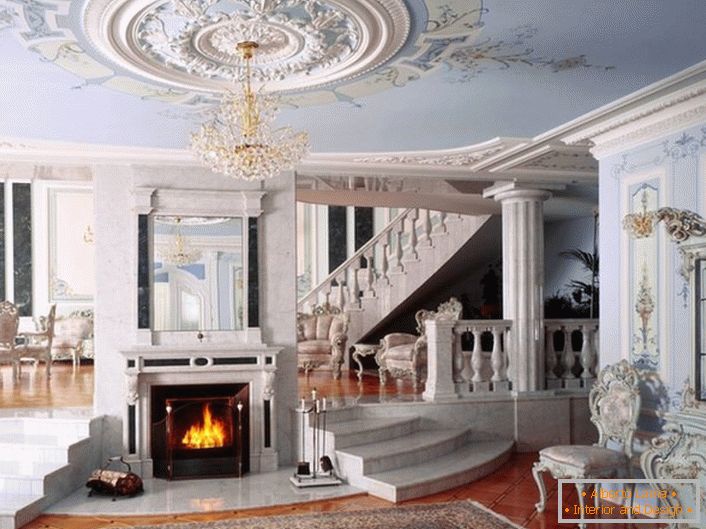 Die Halle mit einem Kamin im neoklassizistischen Stil zeichnet sich durch die Farbgebung aus, die für die Dekoration gewählt wurde. Ein sanfter blau-weißer Farbton, der harmonisch in einer Komposition vereint ist.