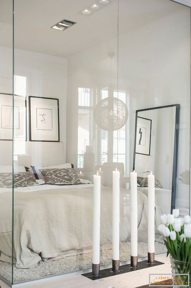 Schlafzimmer hinter den Glasstudiowohnungen im skandinavischen Stil