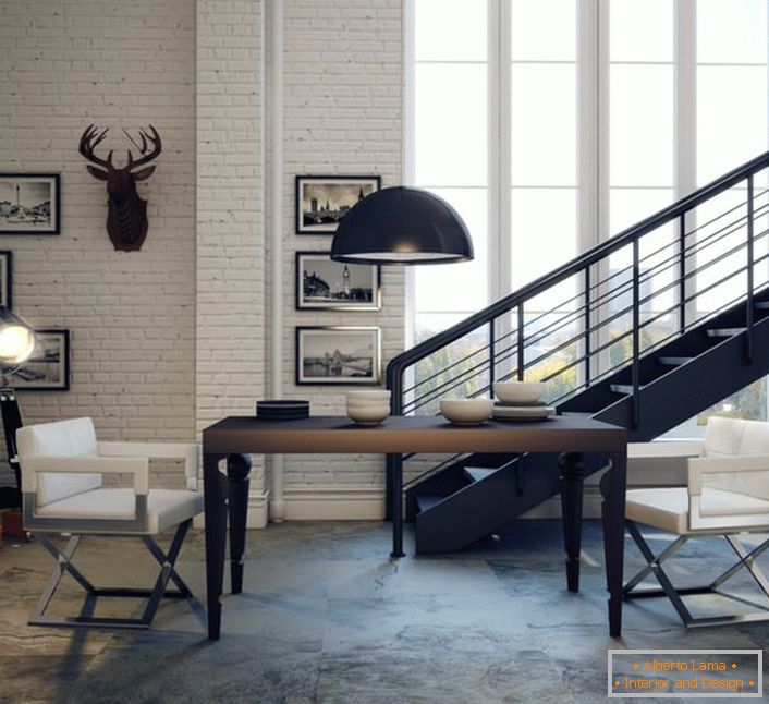 Loft-Stil kann leicht und elegant sein. Malen Sie die Wände, stellen Sie moderne Möbel lakonische Formen, Foto innerhalb.