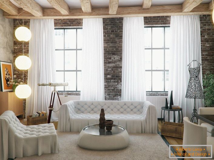 Nur im Loftstil kann man unpassend kombinieren. Erstaunlicher Kontrast der rauhen Umgebung von Wänden und Decke und sanfte Farben und Formen von Möbeln und Vorhängen.