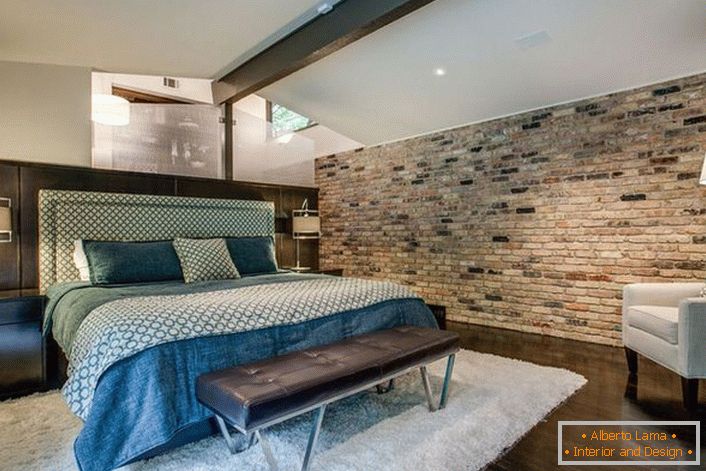 Das moderne Schlafzimmer im Loft-Stil ist nicht mit einem rauhen Finish überladen. 