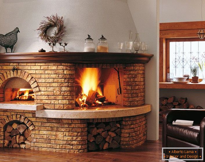 Ofen-Kamin aus Ziegelsteinen ist mit Staufächern für Brennholz ausgestattet. Eine interessante Designlösung für den Flur eines Hauses oder einer Halle.
