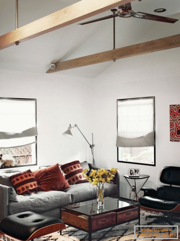 Gemütliches kleines Wohnzimmer mit Designermöbeln