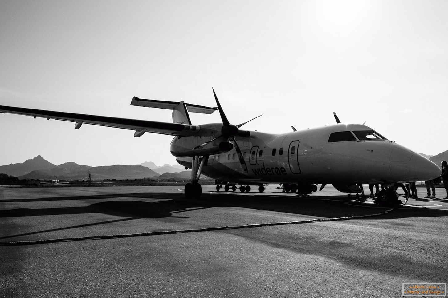 Schwarz-Weiß-Foto des Flugzeugs