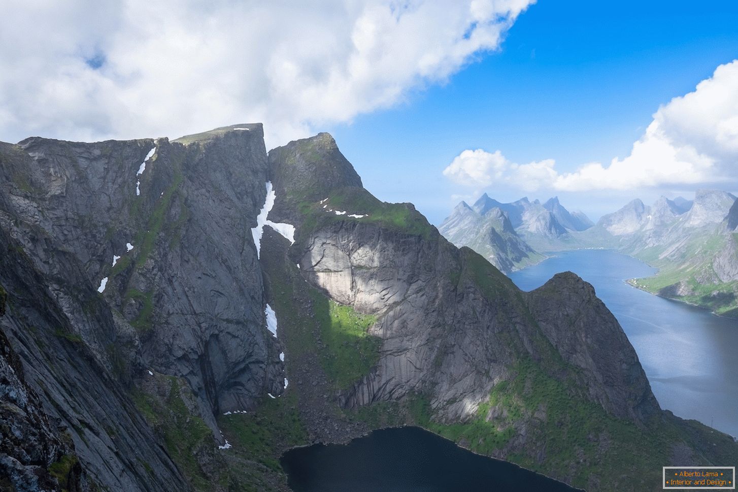 Ein unvergesslicher Blick aus der Vogelperspektive auf die norwegischen Berge