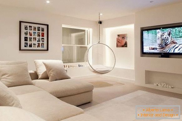 Eine Nische aus Gipskarton unter dem Fernseher mit ihren eigenen Händen in der Gestaltung des Wohnzimmers