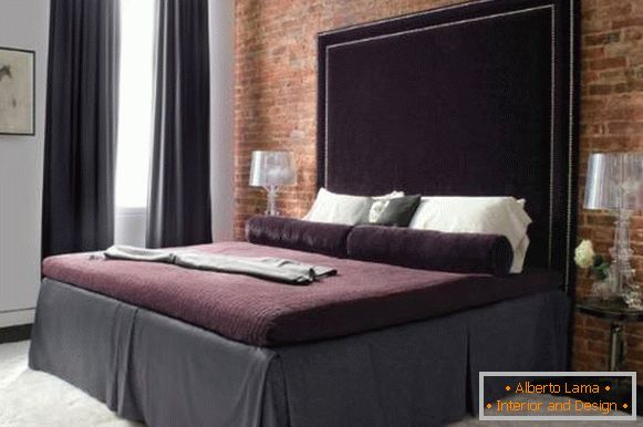 Luxuriöses Bett mit einem hohen weichen Samtkopfteil
