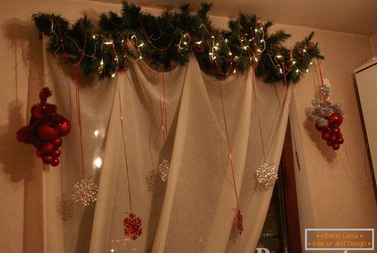 Bälle und Schneeflocken auf dem Vorhang