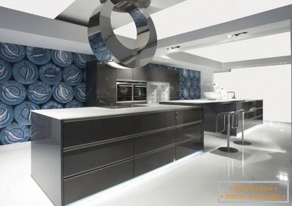 Design einer großen Küche mit hellen Tapeten an den Wänden