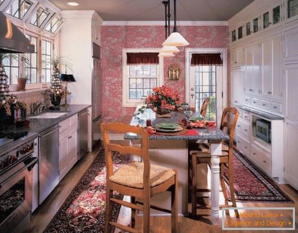 Schicke rosa Tapete im Küchendesign