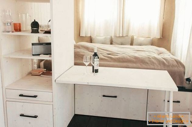 Interne Anordnung eines kleinen Hauses: раскладной столик в спальне
