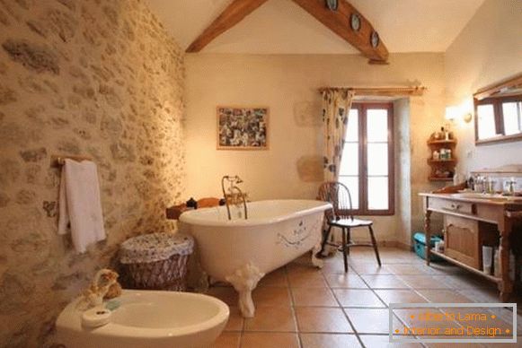 Originaler gemütlicher Provence-Stil im Badezimmer
