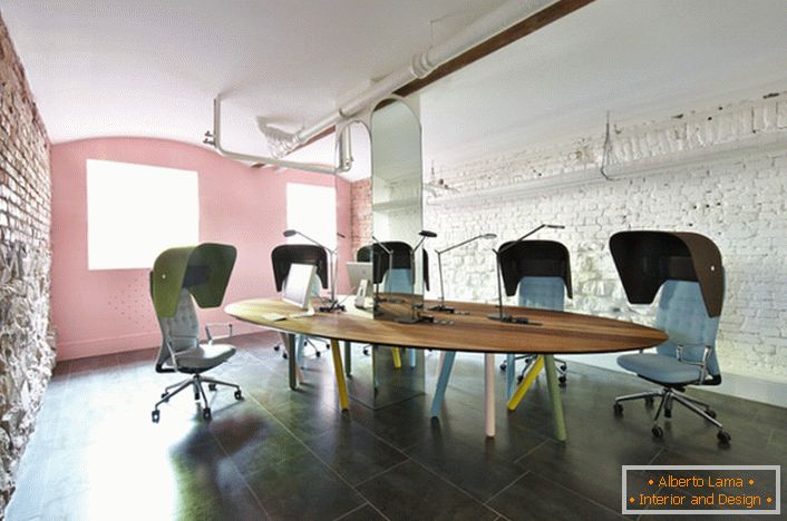 Büro im Loft-Stil оформлен знающим дизайнером. В соответствии со стилем стены отделаны кирпичом. 