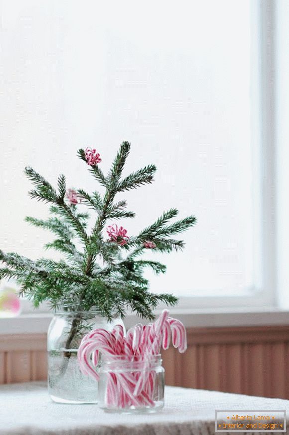 Die kreative Idee, einen Zweig der Weihnachtsbäume zu verzieren