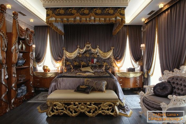 Luxus Schlafzimmer im Barockstil. In der Mitte der Komposition befindet sich ein massives Bett mit einem hoch dekorierten Kopfteil.