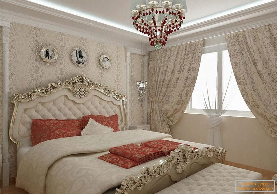 Barockes Schlafzimmer in einer Stadtwohnung. Massive Vorhänge, ein Bett mit geschnitztem Holzrücken und ein Kronleuchter