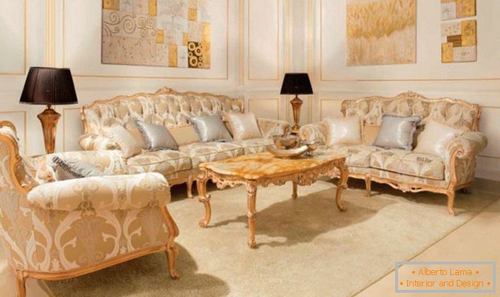 Polstermöbel mit goldfarbenen Holzelementen harmonieren mit den goldenen Wänden an den Wänden. 