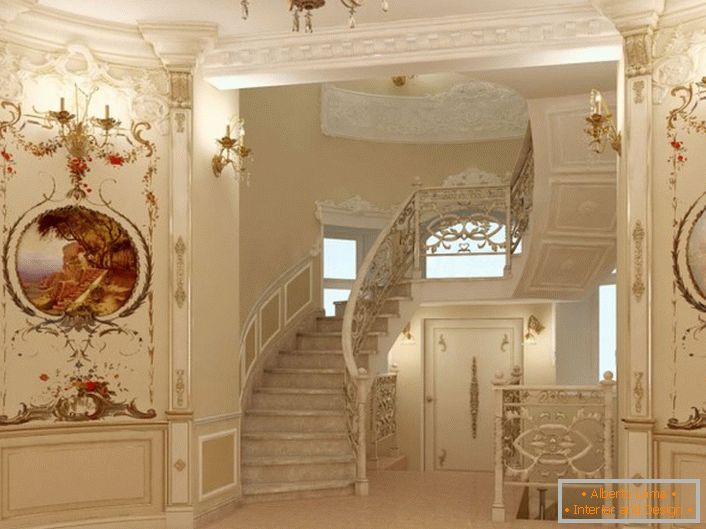 Kontrastierende Vintage-Gemälde in einer interessanten Verarbeitung und exquisite Treppe im Haus einer wohlhabenden französischen Familie.