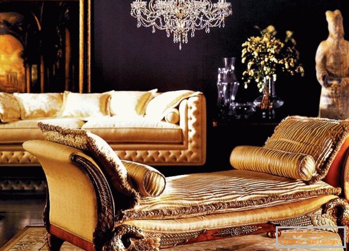 Ein barockes Wohnzimmer mit einem sorgfältig ausgewählten Dekor. Die Wand hinter dem Sofa ist mit einem großen Bild in einem goldenen Rahmen verziert. Die Aufmerksamkeit wird auch auf die antike Statue gelenkt.