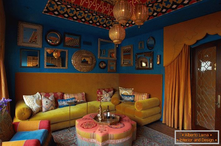 Der Charakter des Wohnzimmers einer wohlhabenden indischen Familie ist eine Kombination aus indischen Farben, Luxus und vielen dekorativen Einrichtungsgegenständen.
