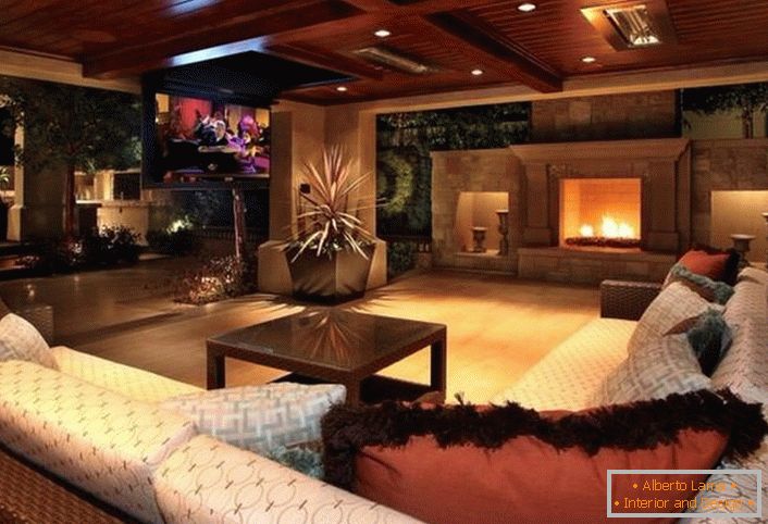 Ein stilvolles Zimmer im modernen Landhausstil mit einem großen Kamin. Holzdecken fügen sich organisch in den gesamten Innenraum ein.