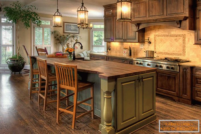 Große Küche im Landhausstil mit massiven Holzmöbeln. Hervorragende Farbkombination - oliv und dunkelbraun.