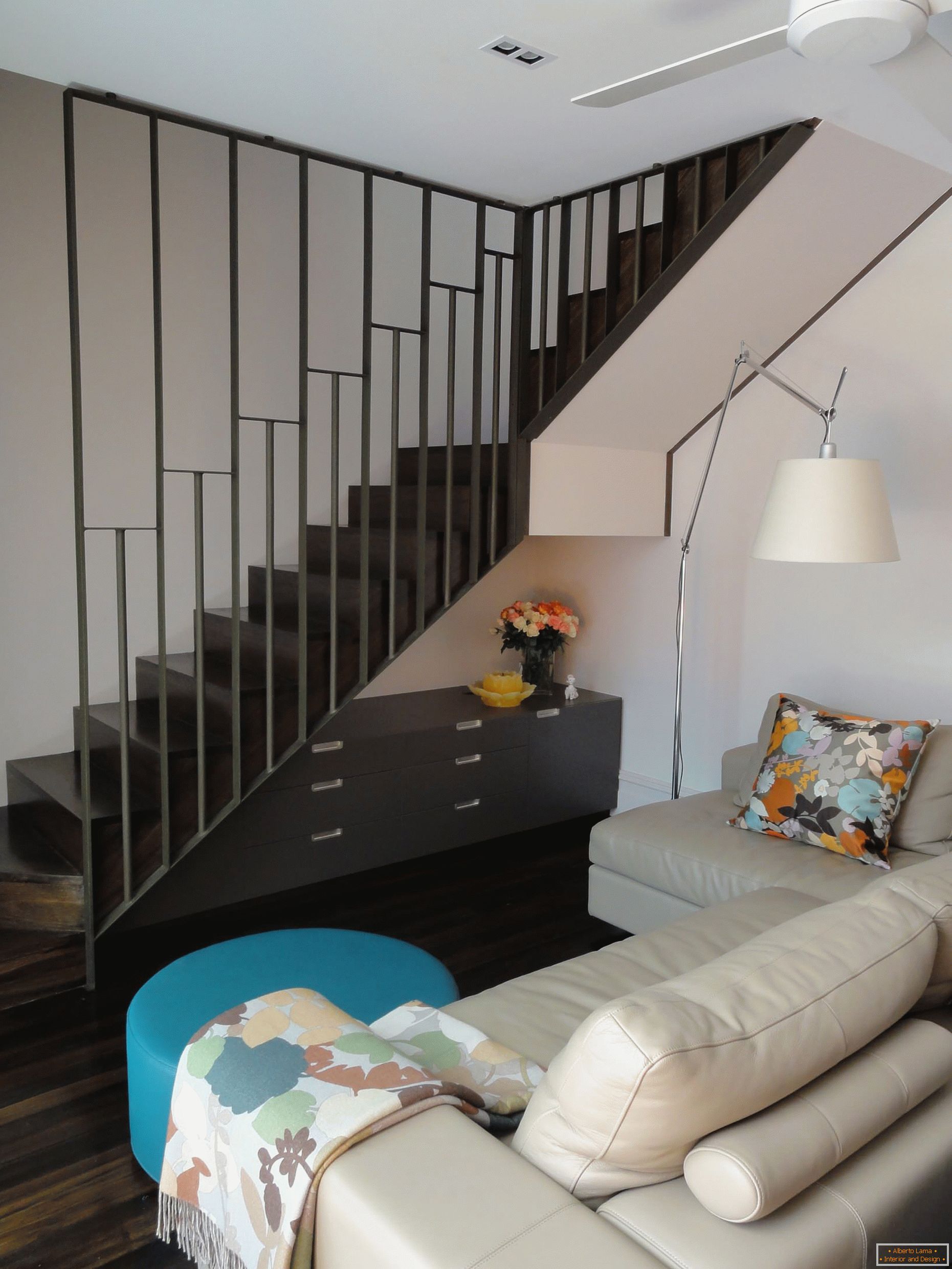 Kleines Wohnzimmer unter der Treppe
