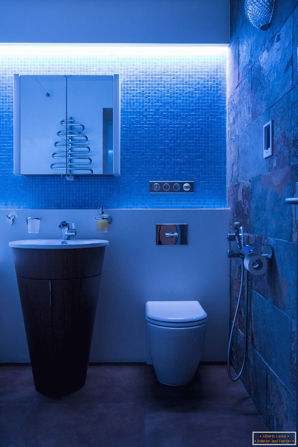 Badezimmer in der Wohnung mit kontrollierter Beleuchtung