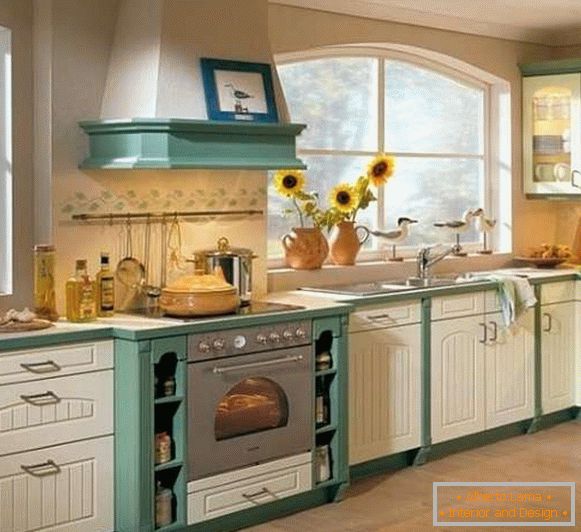 Kücheinnenraum, der in einem privaten Haus - Fotodesign Provence diniert