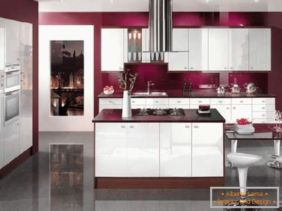 Luxuriöse Küche eines privaten Hauses in weißen und roten Farben