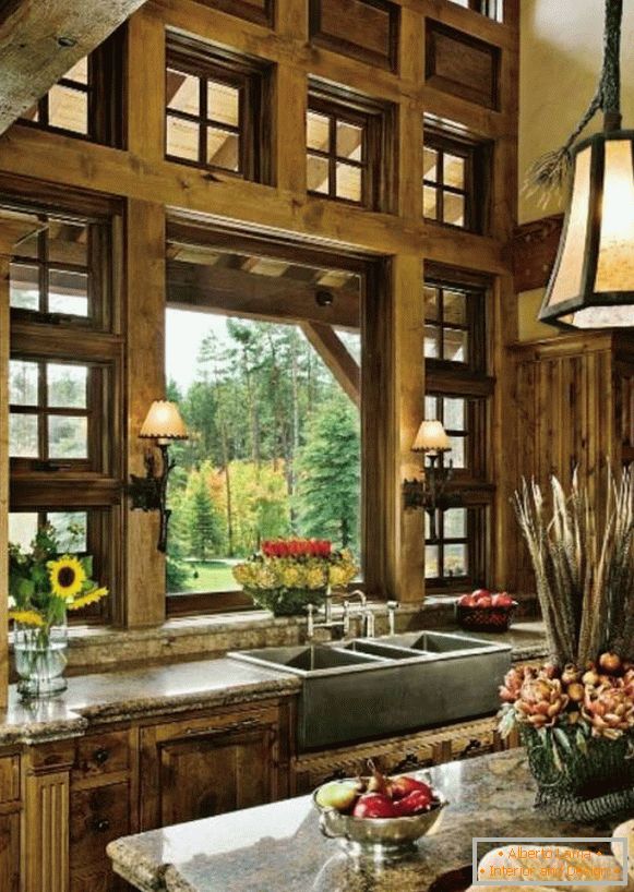 Fenster in einem Holzhaus фото