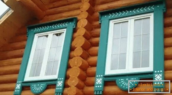 наличники на Fenster in einem Holzhaus