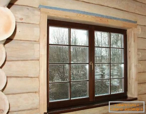 Fenster in einem Holzhaus