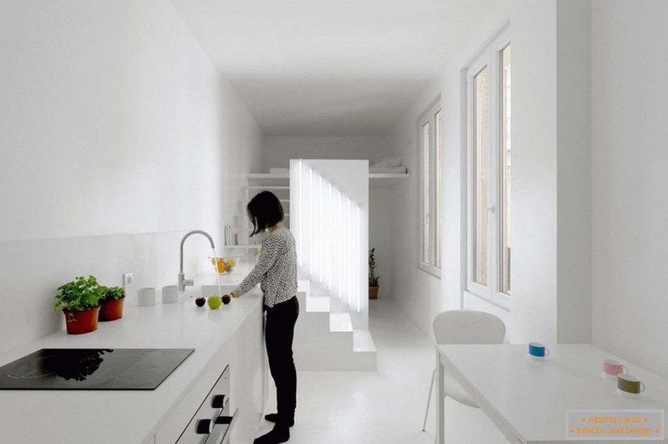Studio-Apartment auf zwei Ebenen in weißer Farbe